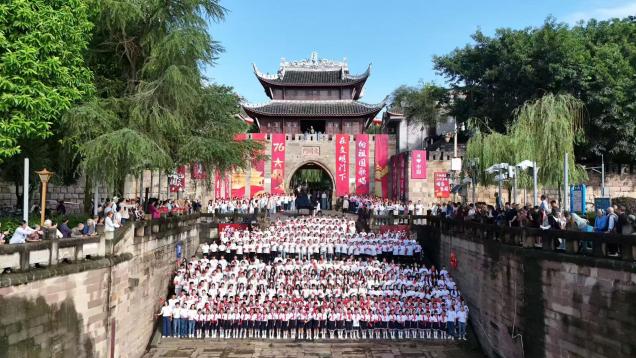 “文明门”下歌声扬，共为祖国庆华诞 ——宜宾工业职业技术学院学子以青春之声展现 爱国之情